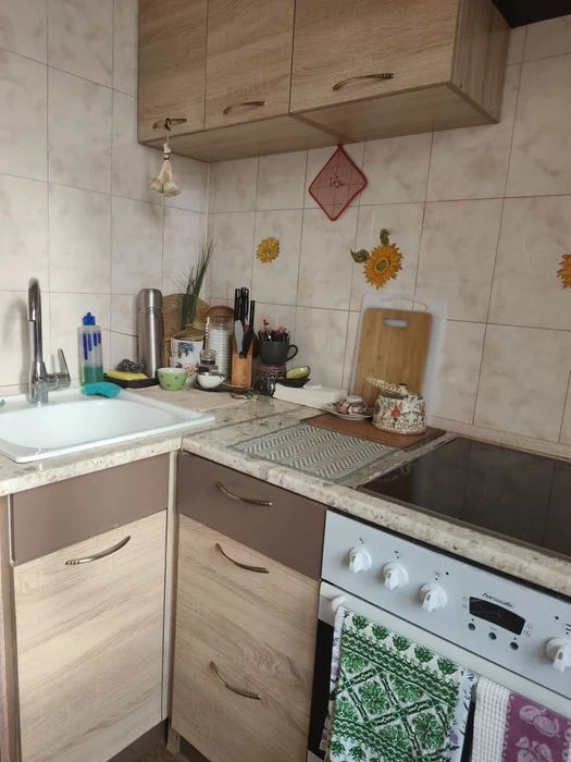 I am selling a 3-room apartment on Sosnovy Gorke!