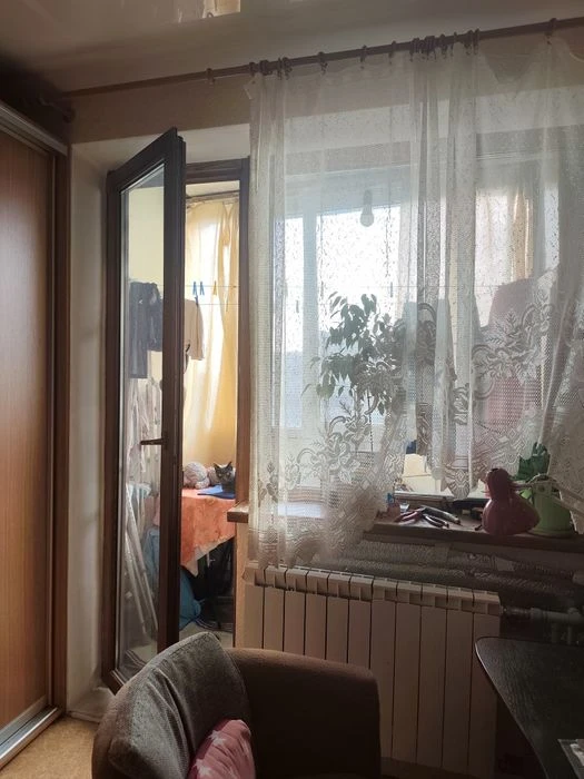 I am selling a 3-room apartment on Sosnovy Gorke!