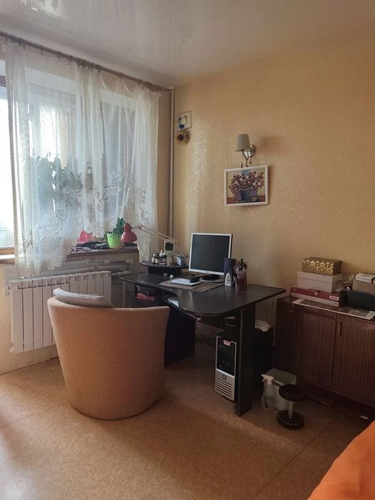 I am selling a 3-room apartment on Sosnovy Gorke!