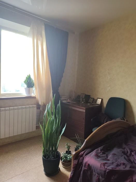 I am selling a 3-room apartment on Sosnovy Gorke!
