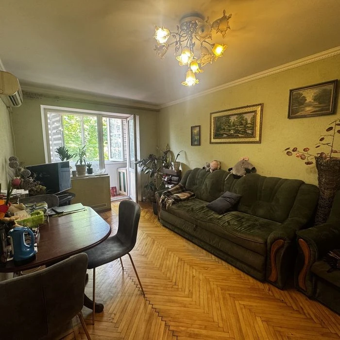 Selling a 3-room apartment on Nauchnaya Street.
