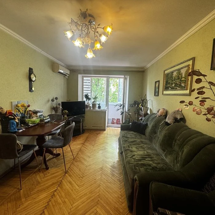 Selling a 3-room apartment on Nauchnaya Street.