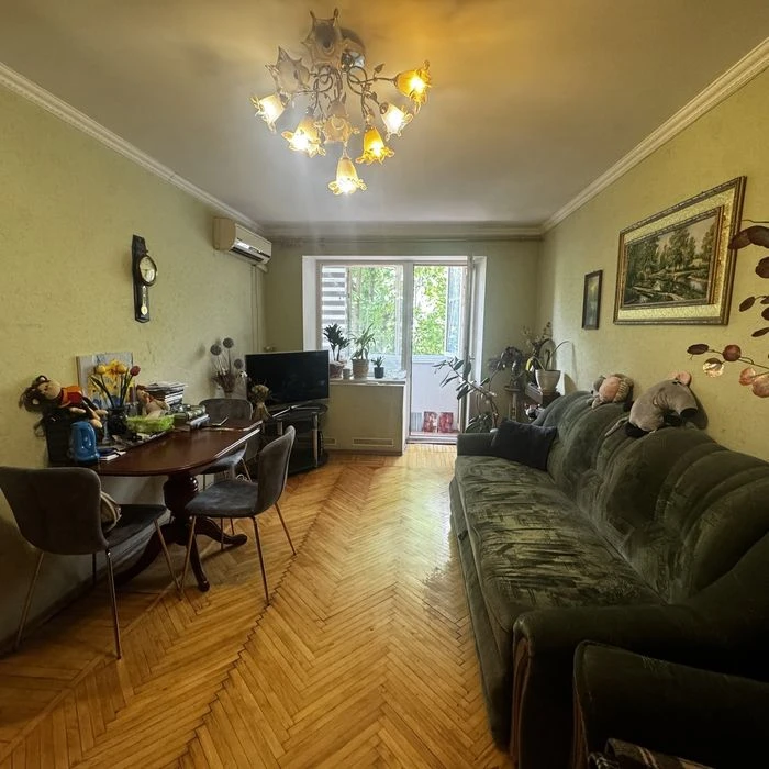 Selling a 3-room apartment on Nauchnaya Street.