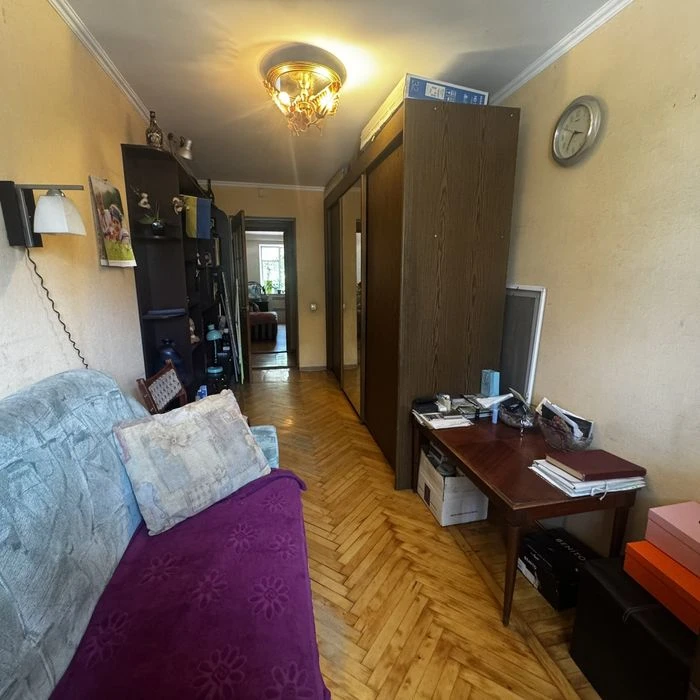 Selling a 3-room apartment on Nauchnaya Street.