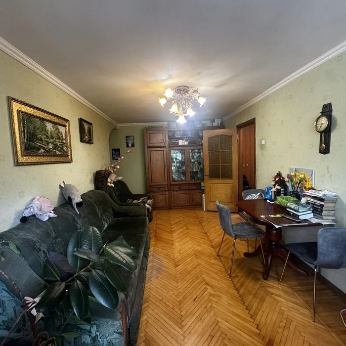 Selling a 3-room apartment on Nauchnaya Street.