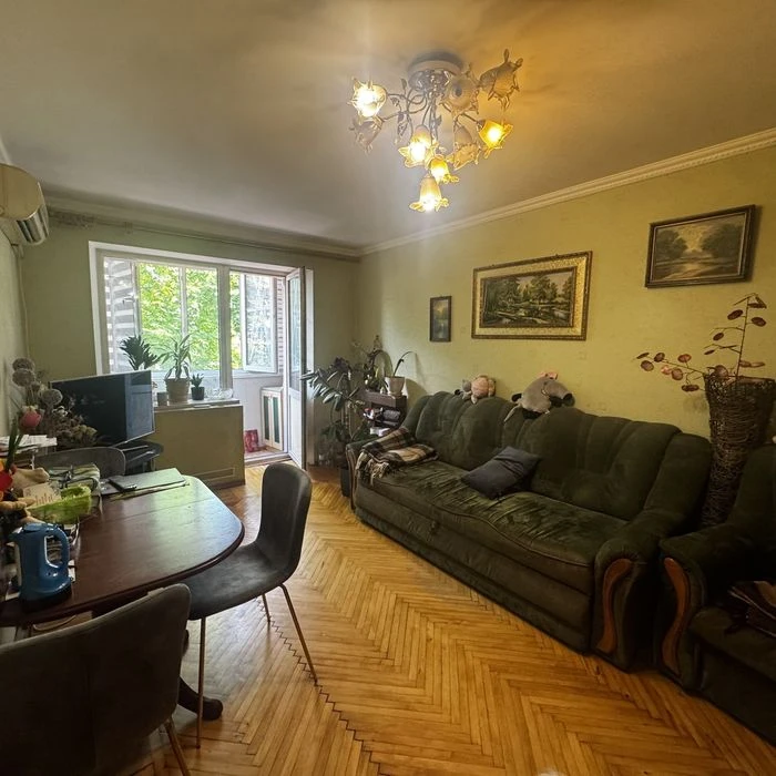 Selling a 3-room apartment on Nauchnaya Street.