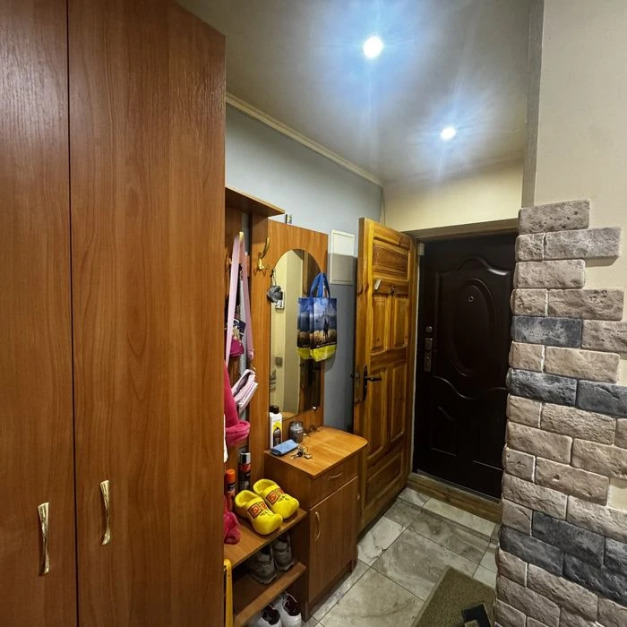 Selling a 3-room apartment on Nauchnaya Street.