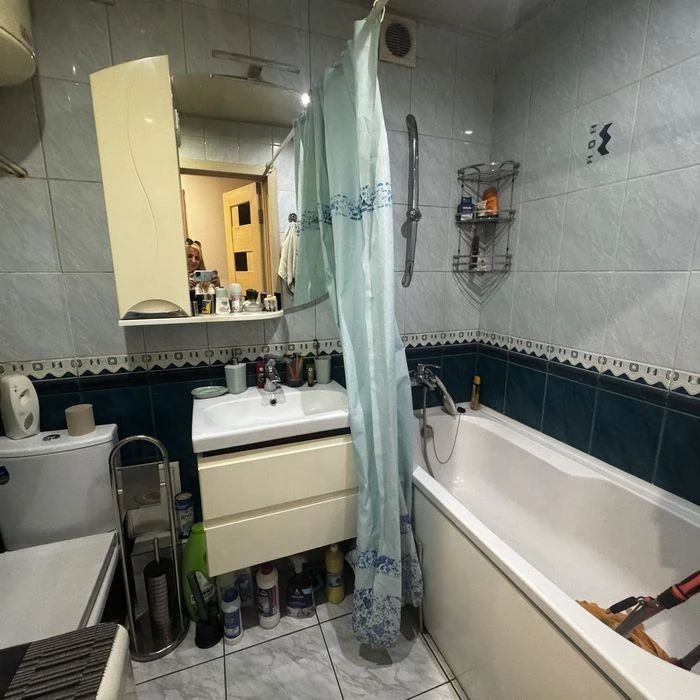 Selling a 3-room apartment on Nauchnaya Street.