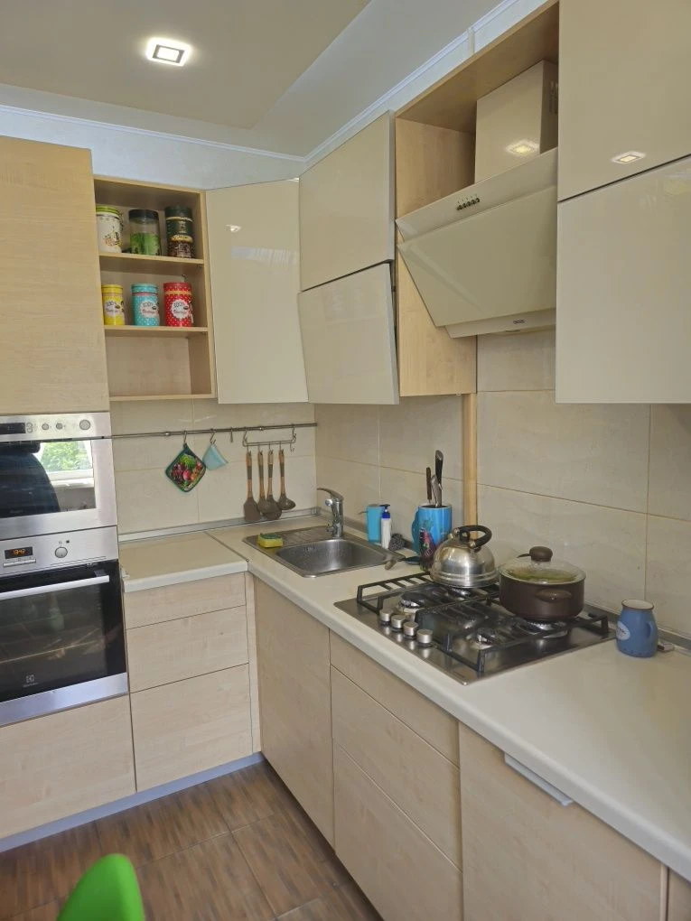Selling a 3-room apartment, Traktoro-Stroiteley 126a, 535 mn, metro