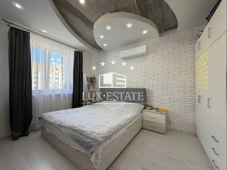 For sale 3-room super apartment in the center, Molochnaya, Gagarina, Stre