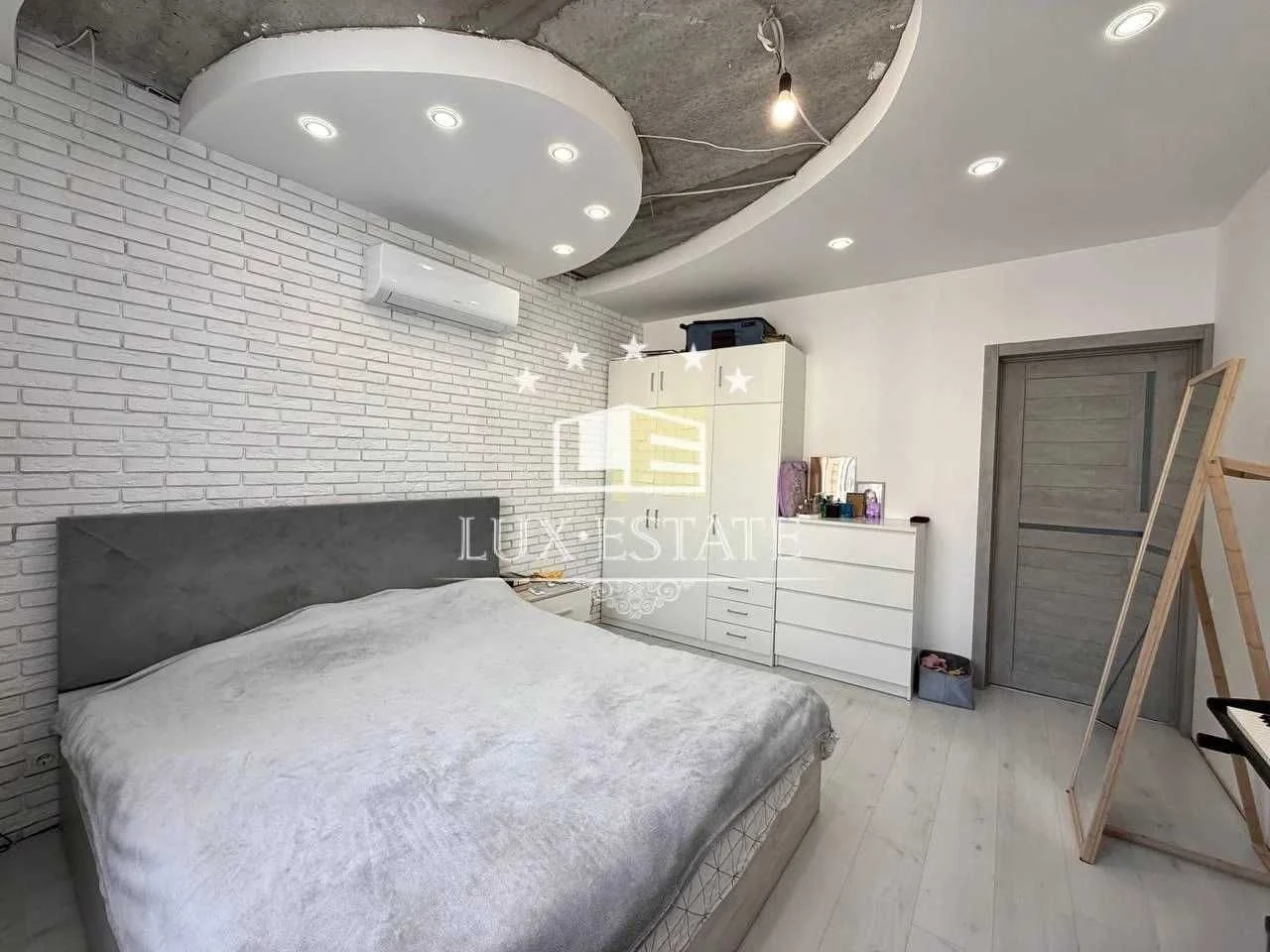 For sale 3-room super apartment in the center, Molochnaya, Gagarina, Stre