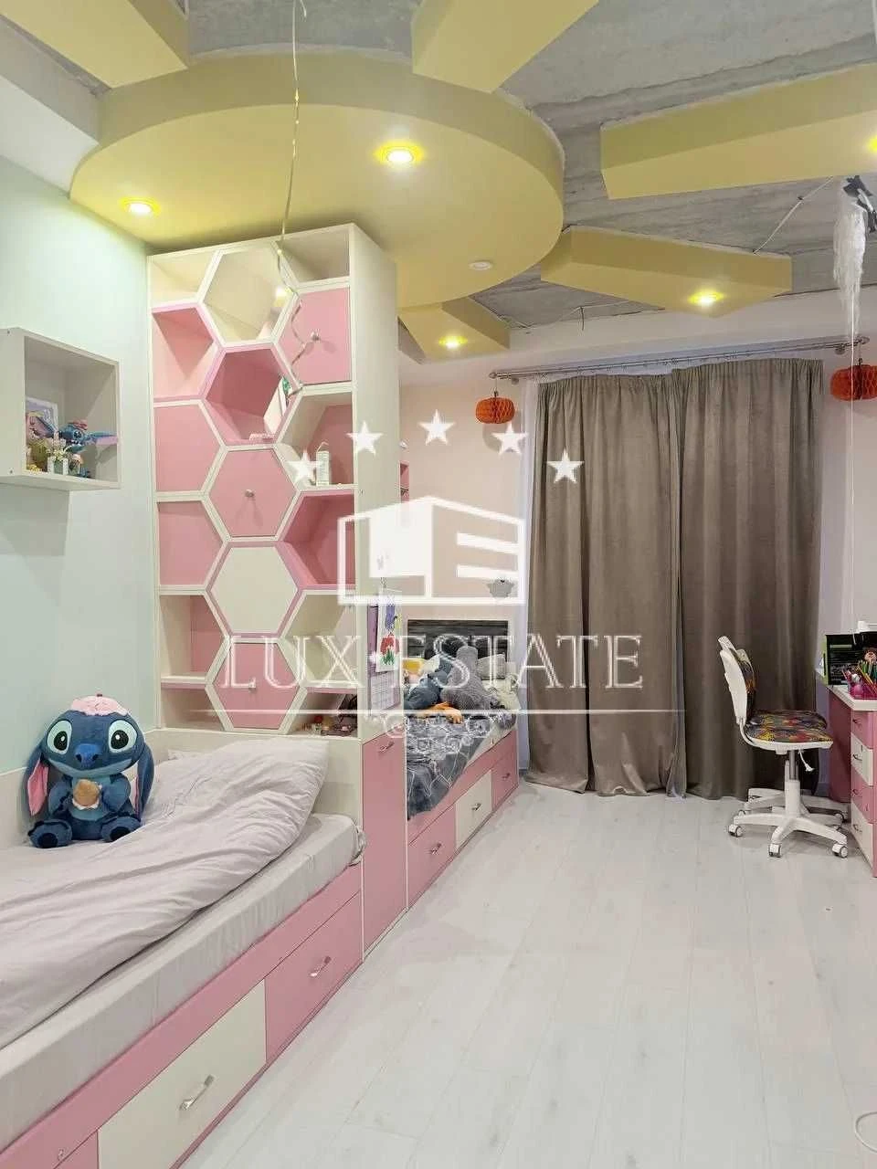 For sale 3-room super apartment in the center, Molochnaya, Gagarina, Stre