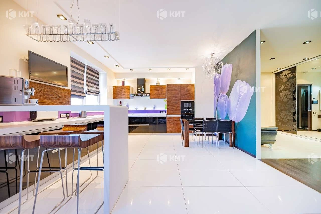 3 rooms, 135 m2 Center (Naukova metro station, Kultury st., residential complex "Avantage") 1320