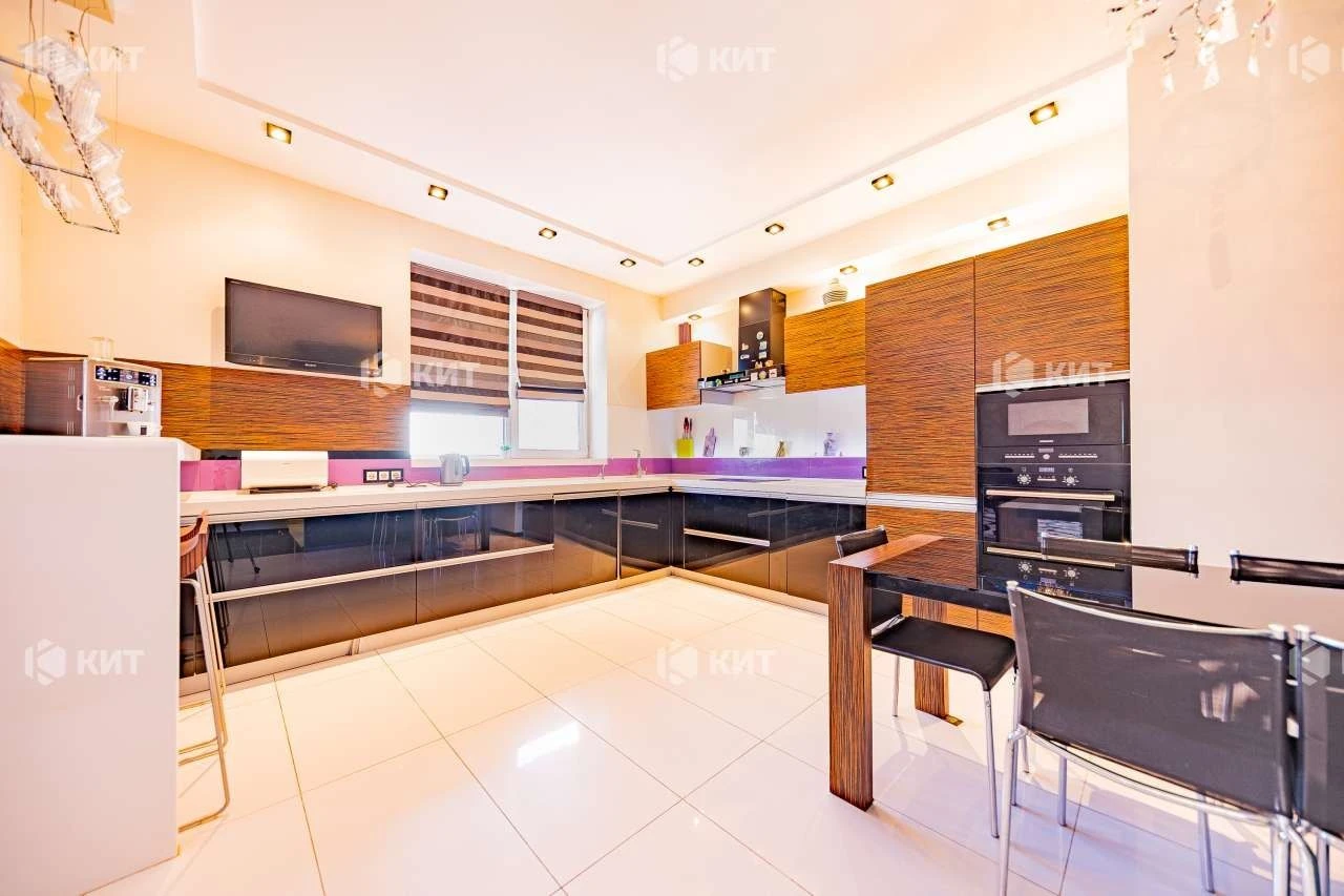 3 rooms, 135 m2 Center (Naukova metro station, Kultury st., residential complex "Avantage") 1320
