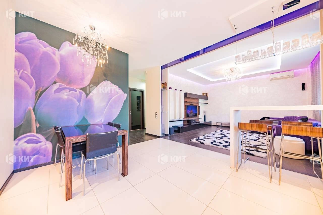 3 rooms, 135 m2 Center (Naukova metro station, Kultury st., residential complex "Avantage") 1320