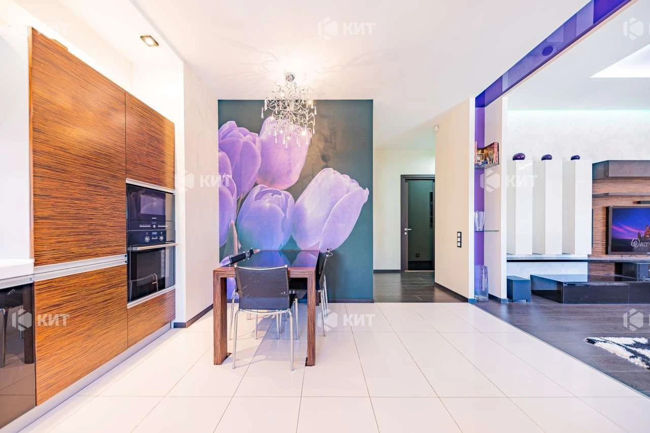 3 rooms, 135 m2 Center (Naukova metro station, Kultury st., residential complex "Avantage") 1320