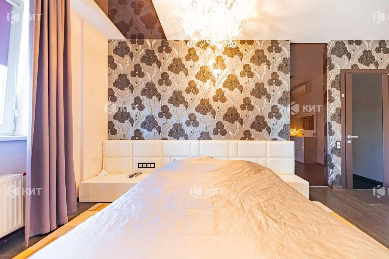 3 rooms, 135 m2 Center (Naukova metro station, Kultury st., residential complex "Avantage") 1320