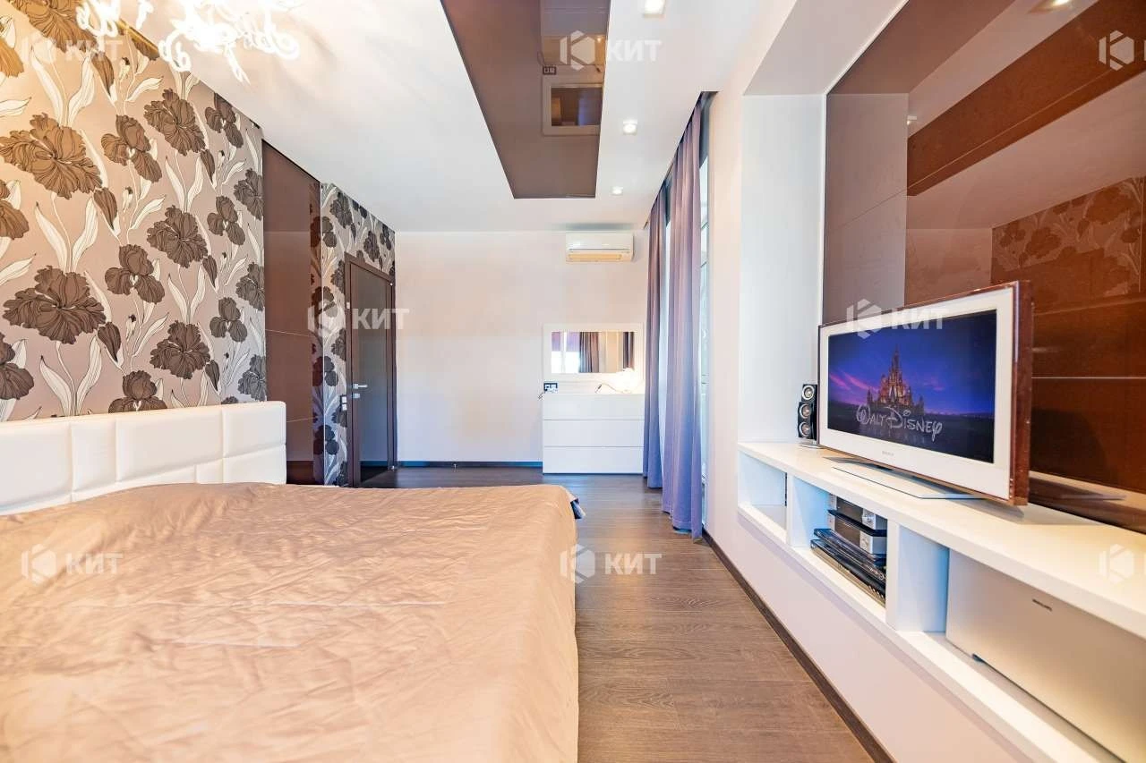 3 rooms, 135 m2 Center (Naukova metro station, Kultury st., residential complex "Avantage") 1320