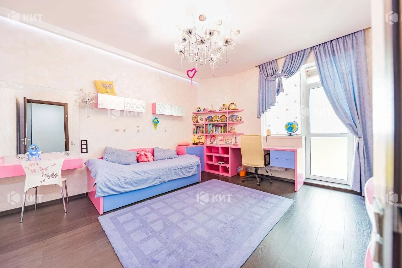 3 rooms, 135 m2 Center (Naukova metro station, Kultury st., residential complex "Avantage") 1320