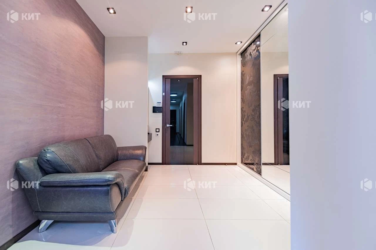 3 rooms, 135 m2 Center (Naukova metro station, Kultury st., residential complex "Avantage") 1320