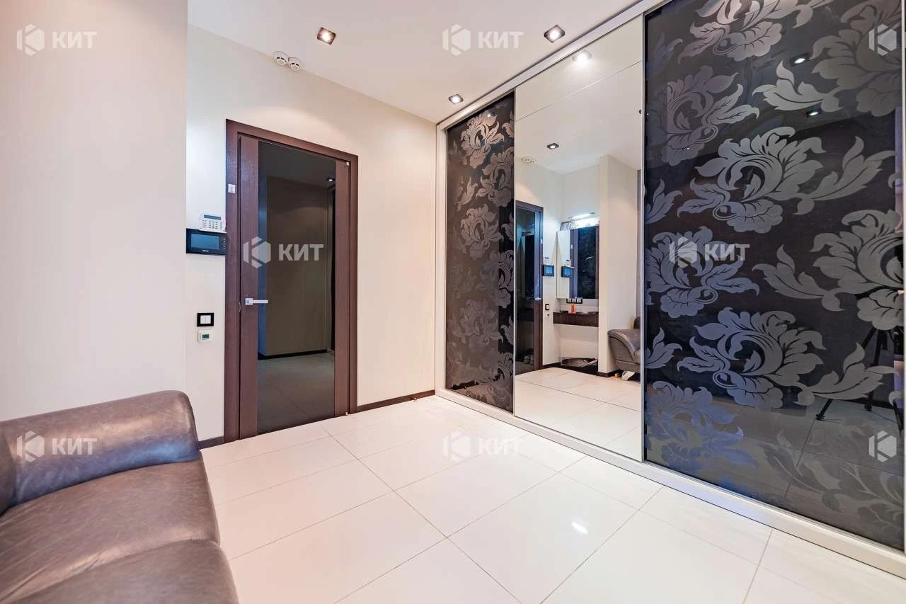 3 rooms, 135 m2 Center (Naukova metro station, Kultury st., residential complex "Avantage") 1320