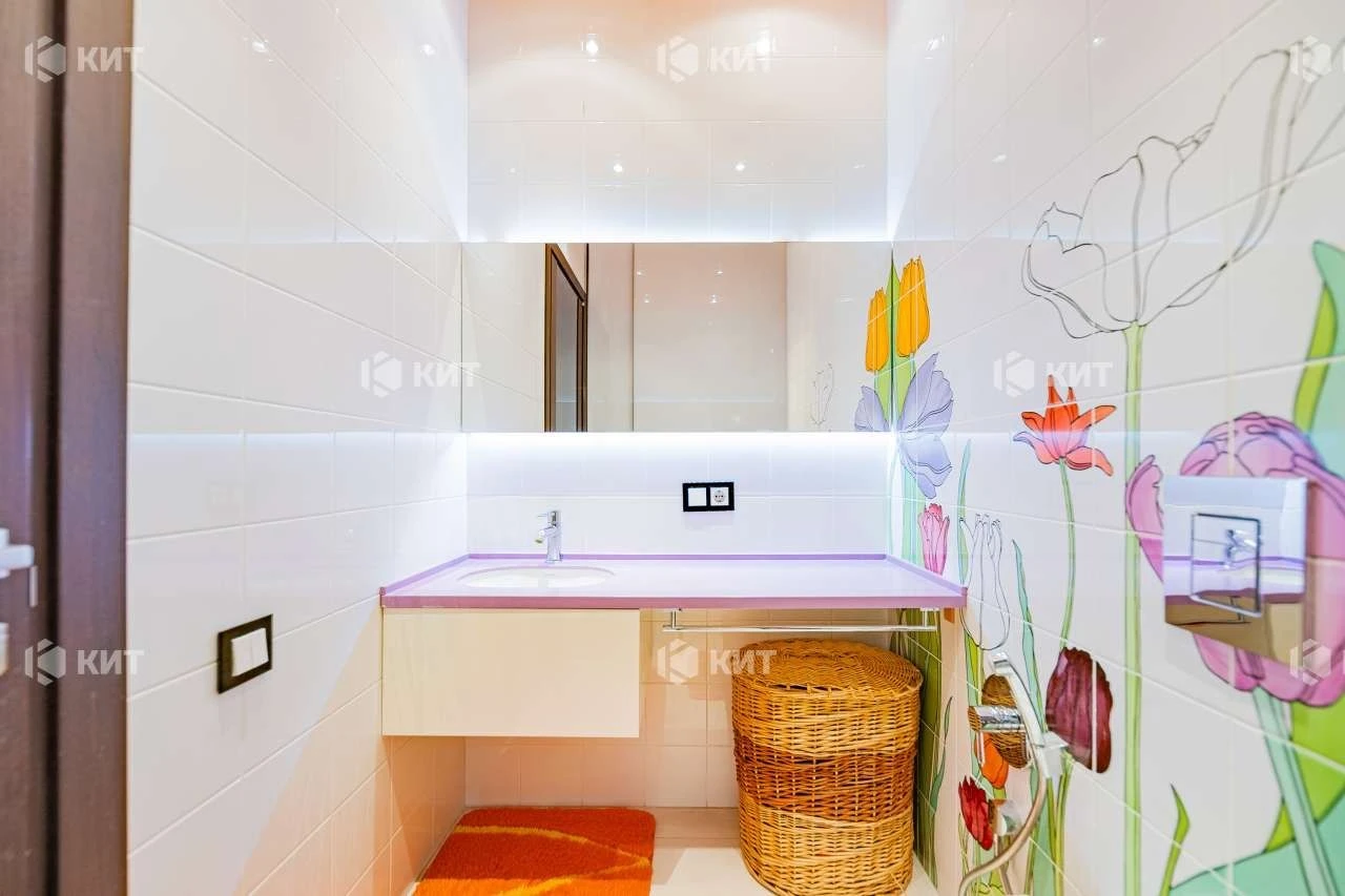 3 rooms, 135 m2 Center (Naukova metro station, Kultury st., residential complex "Avantage") 1320