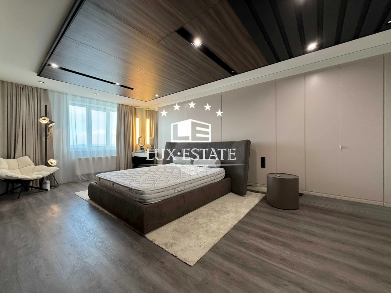 Sale of a designer, view-worthy 4-room apartment in the Rod residential complex