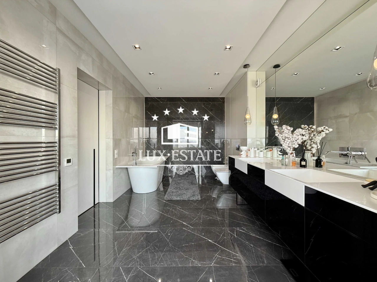 Sale of a designer, view-worthy 4-room apartment in the Rod residential complex