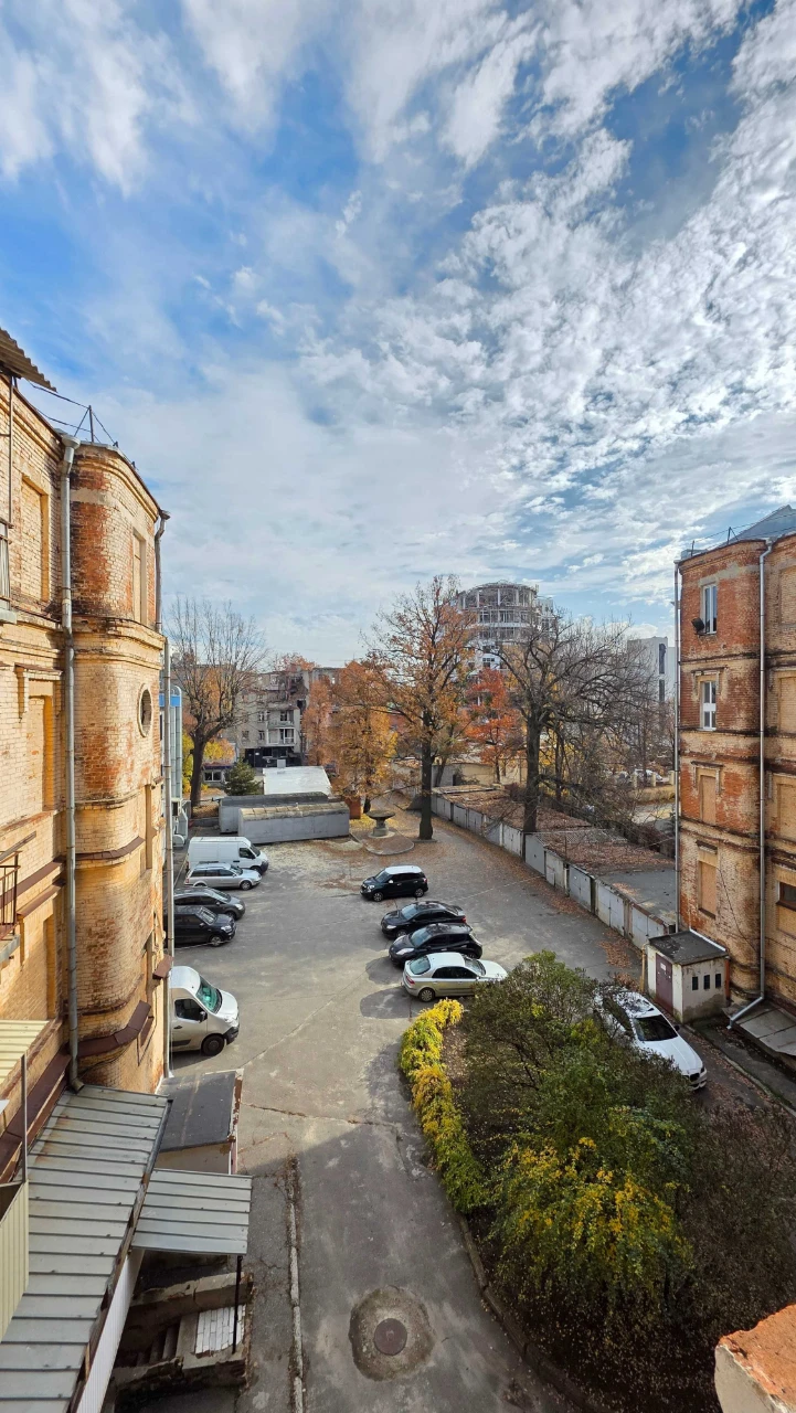 DC S4 For sale 2-room apartment CENTER SUMSKAYA metro station Univer