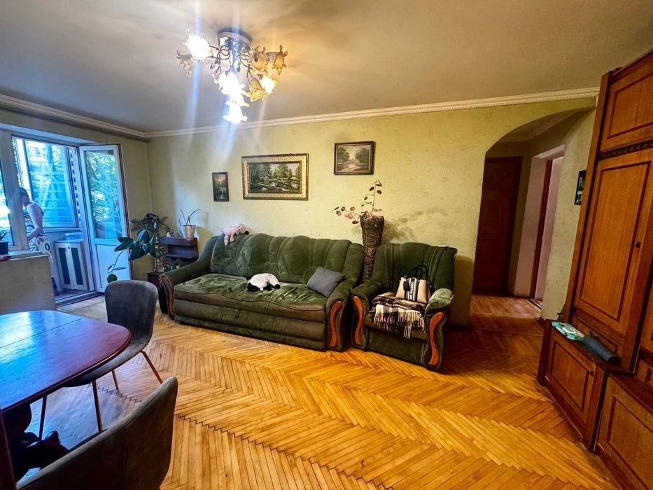 Продам уютную 3х ком квартиру метро Бот сад!