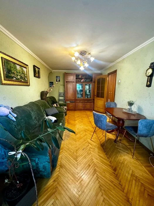 Продам уютную 3х ком квартиру метро Бот сад!