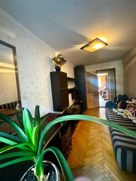 Продам уютную 3х ком квартиру метро Бот сад!