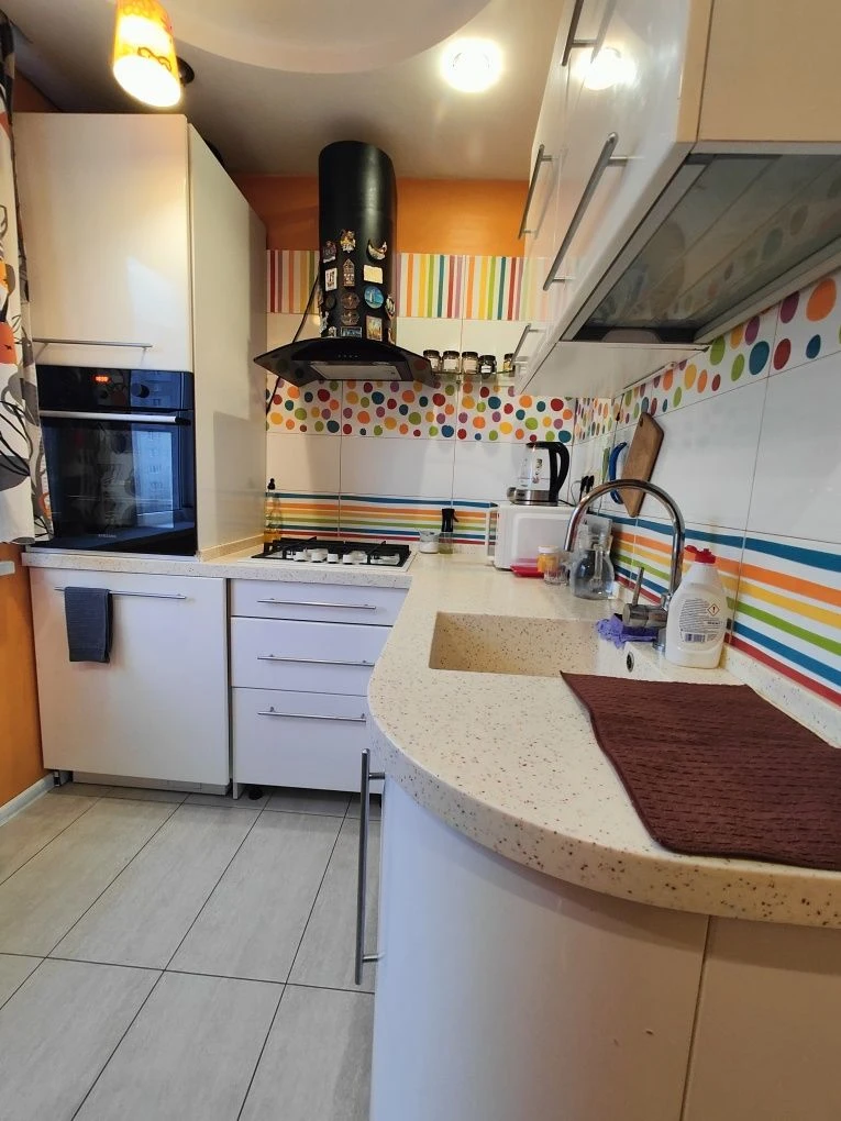Продам 3 комнатная квартира метро Холодная Гора, Капремонт.