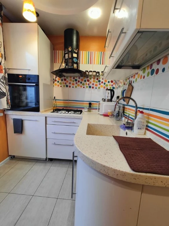 Продам 3 комнатная квартира метро Холодная Гора, Капремонт.