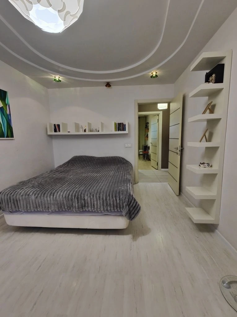 Продам 3 комнатная квартира метро Холодная Гора, Капремонт.