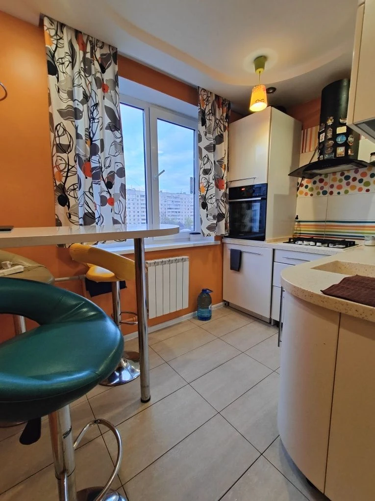 Продам 3 комнатная квартира метро Холодная Гора, Капремонт.