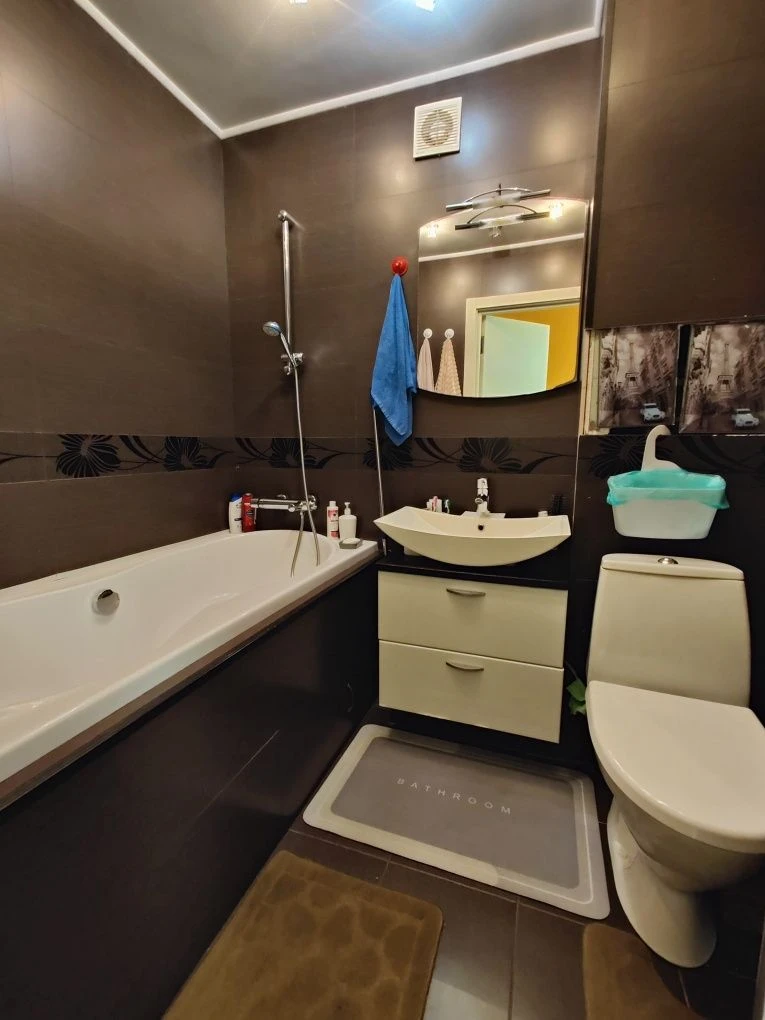 Продам 3 комнатная квартира метро Холодная Гора, Капремонт.