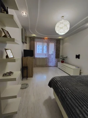Продам 3 комнатная квартира метро Холодная Гора, Капремонт.