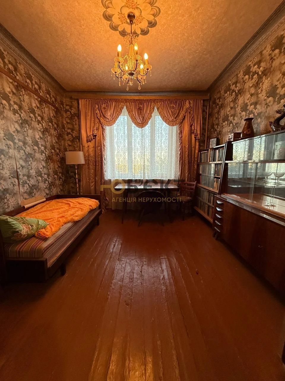Срочно Продам 2 ком квартиру в кирпичном доме - Гараж и подв