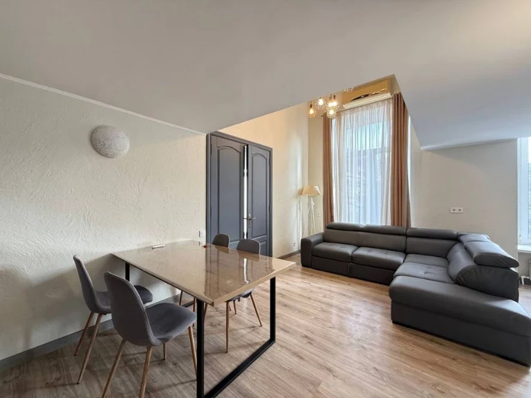 No commission. I will rent a three-room apartment on Deribasovskaya