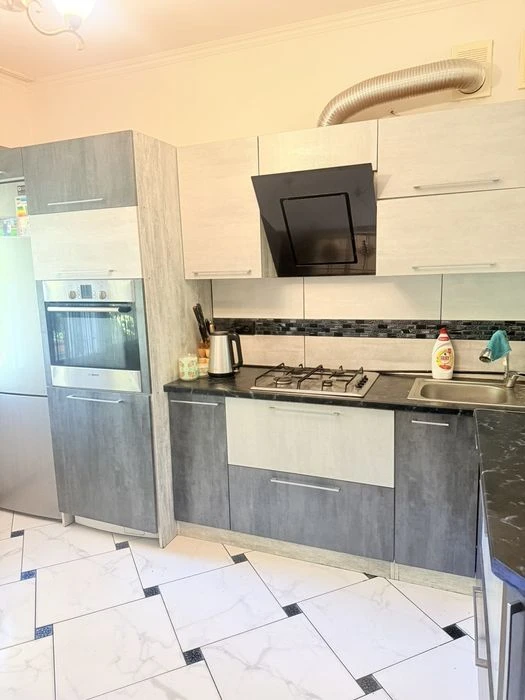 Продам будинок в центрі міста