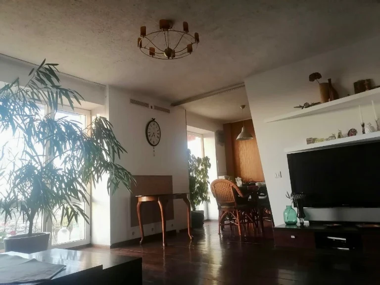 Трехкомнатную квартиру площадью 82 кв. метра в городе Харько