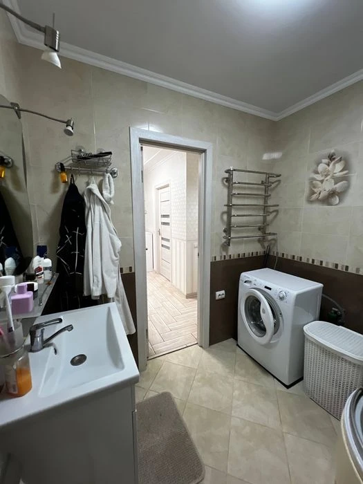 Продам 2-кімнатну квартиру в новобудові з підвалом, автономн