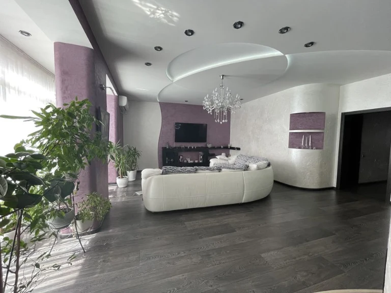 Продам квартиру 162 м.кв, ул.Героев Крут