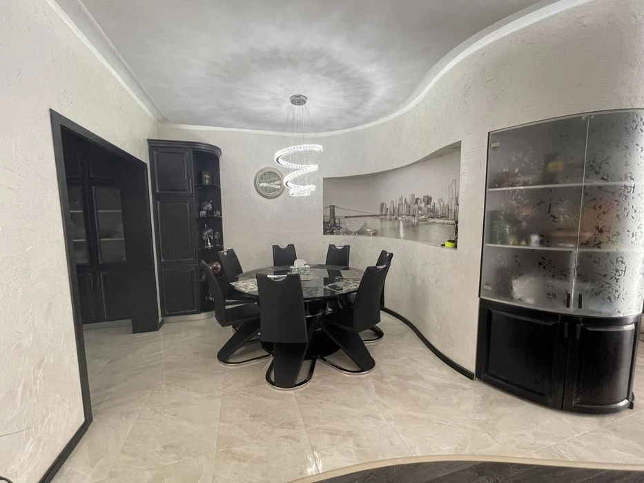 Продам квартиру 162 м.кв, ул.Героев Крут