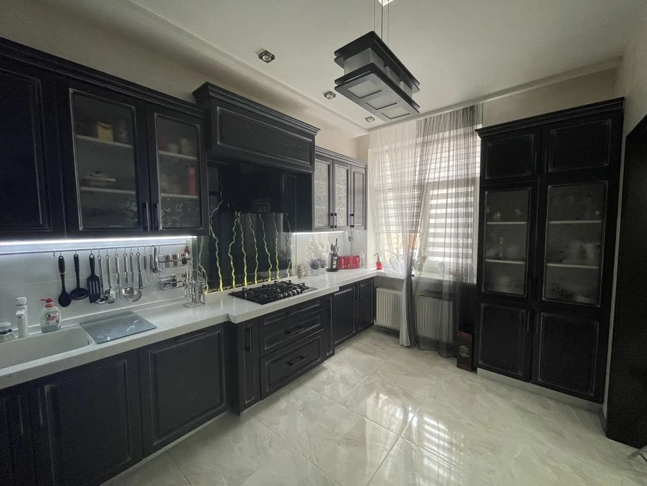 Продам квартиру 162 м.кв, ул.Героев Крут