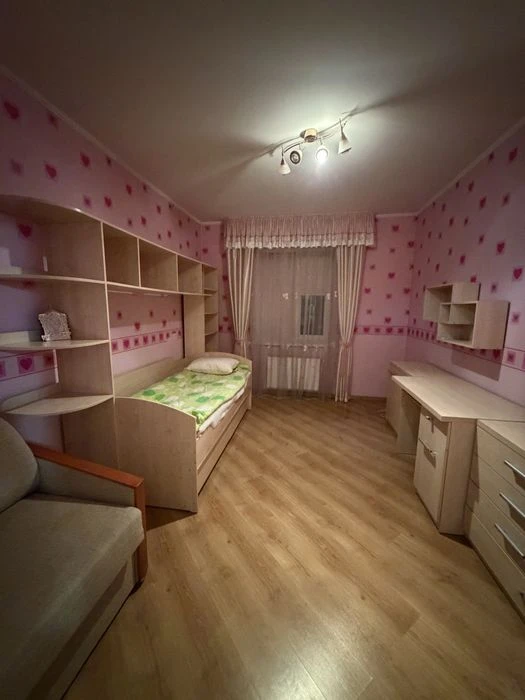 Продаж 4 кімнатноі квартири