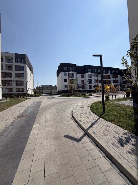 Продаж 2 кімнатної квартири з видом на озеро.