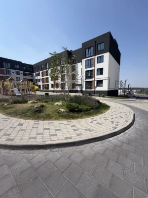 Продаж 2 кімнатної квартири з видом на озеро.