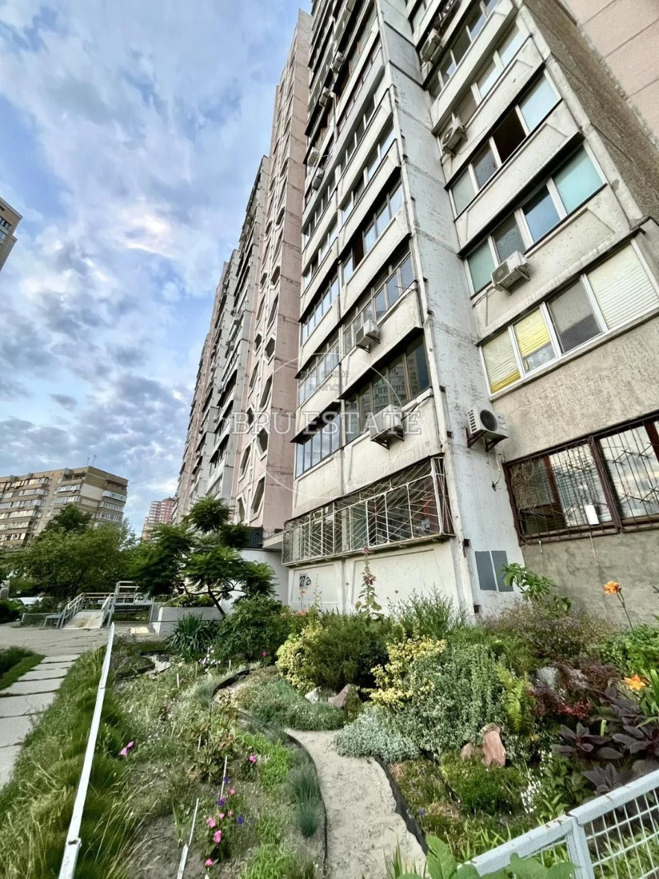Продаж дуже приємної 2к  2й поверх  Позняки  10 хвилин Рівер